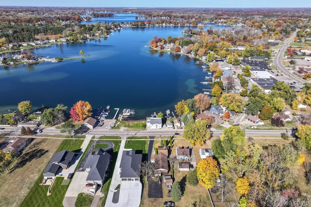 2076 S Long Lake Road Fenton City MI 48430