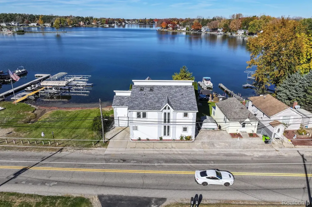 2076 S Long Lake Road Fenton City MI 48430