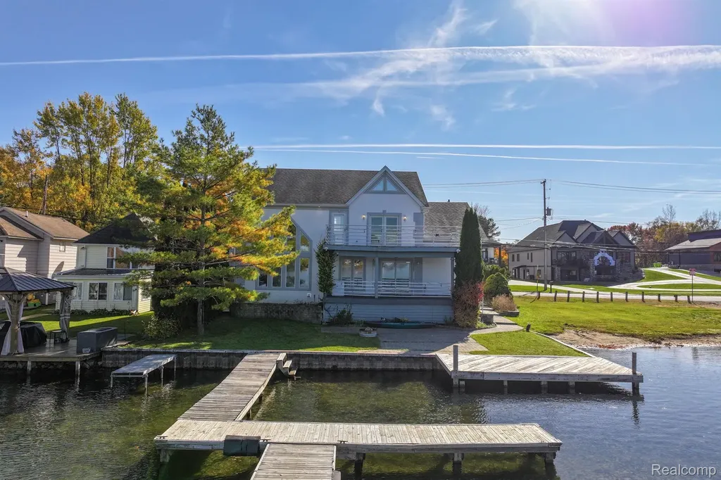 2076 S Long Lake Road Fenton City MI 48430