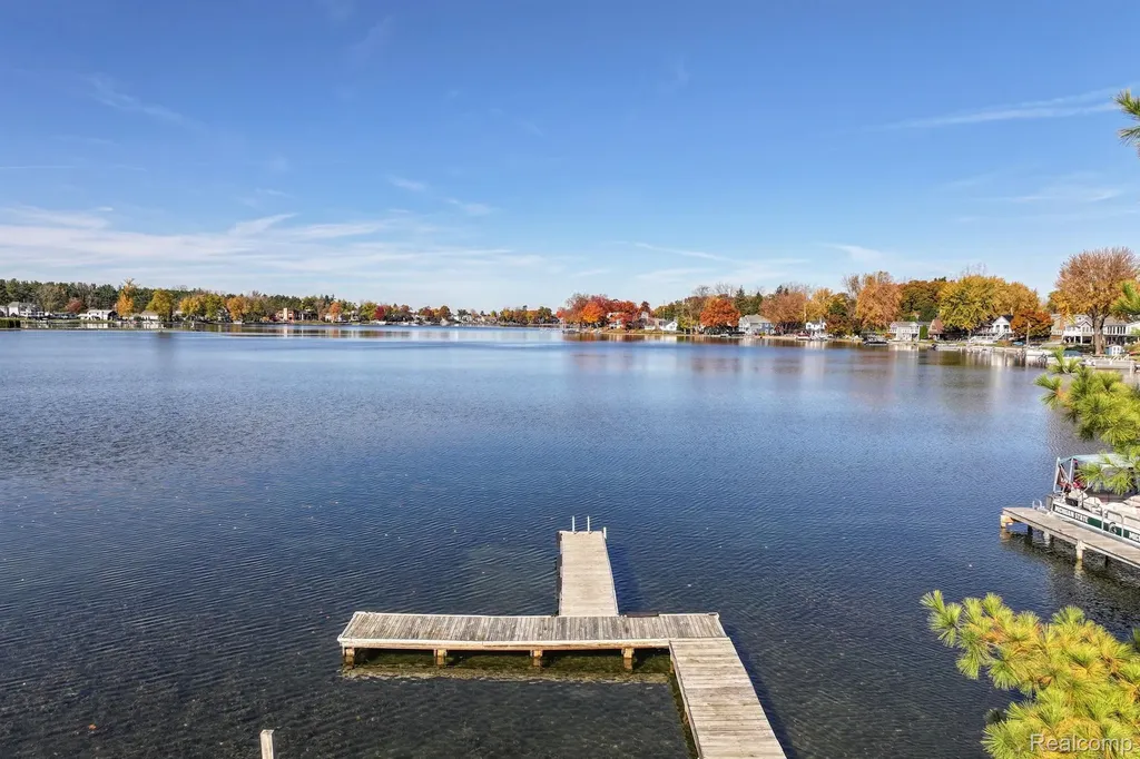 2076 S Long Lake Road Fenton City MI 48430