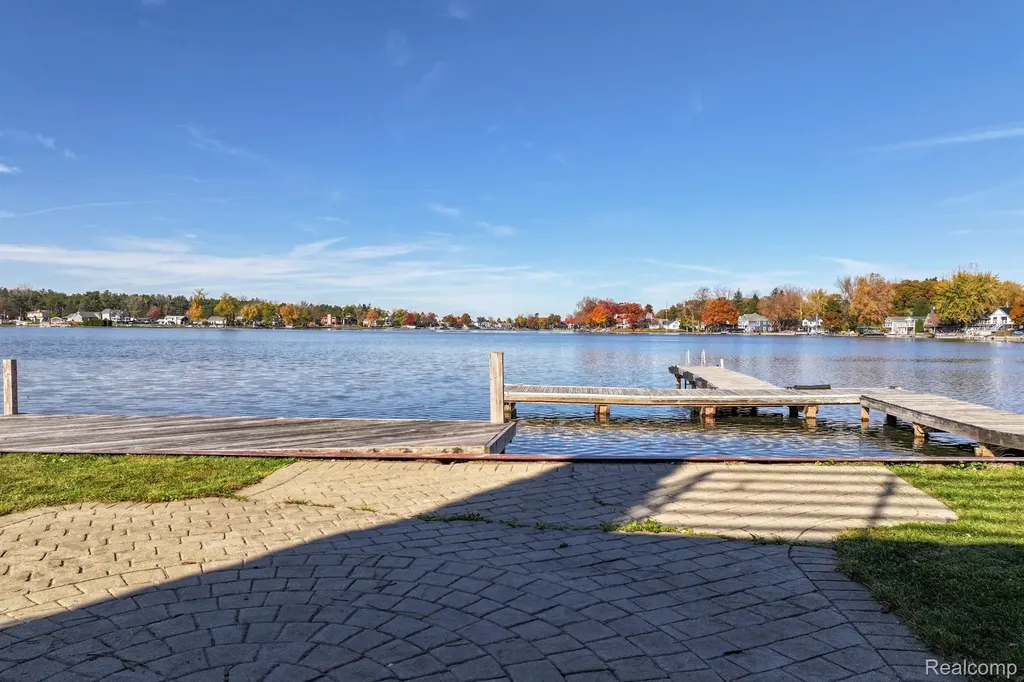 2076 S Long Lake Road Fenton City MI 48430
