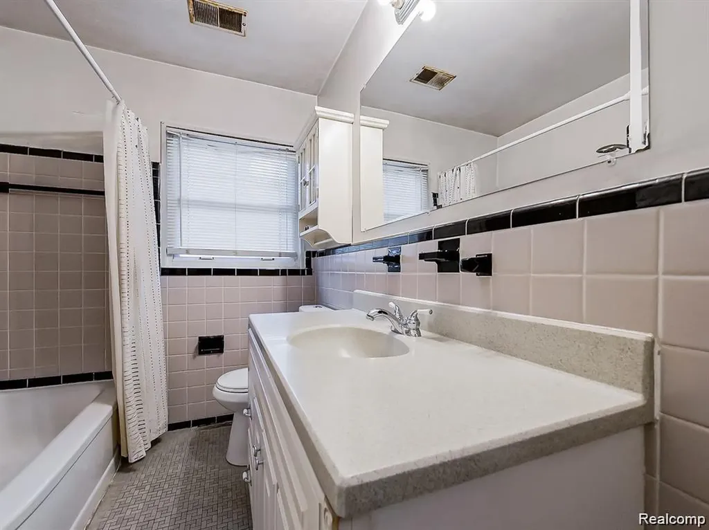 24628 Carlysle Street W Dearborn City MI 48124