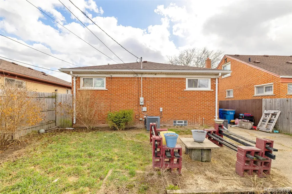 8131 Marian Street Warren City MI 48093