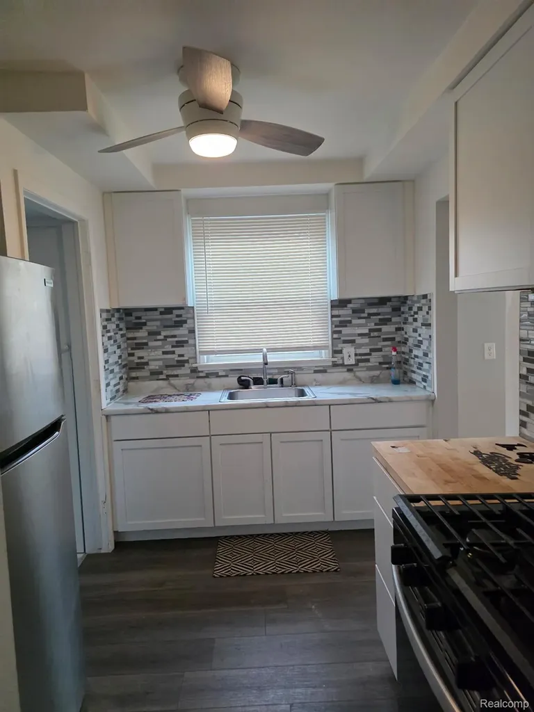17076 Stricker Avenue Eastpointe City MI 48021
