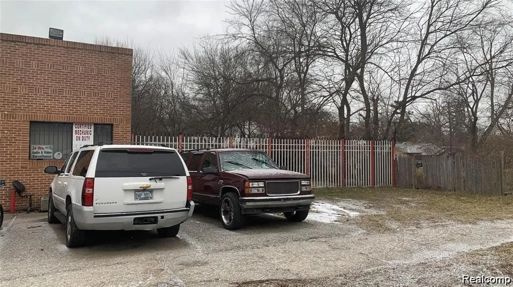 18421 Lahser Road Detroit City MI 48219