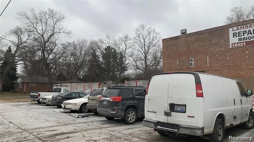 18421 Lahser Road Detroit City MI 48219