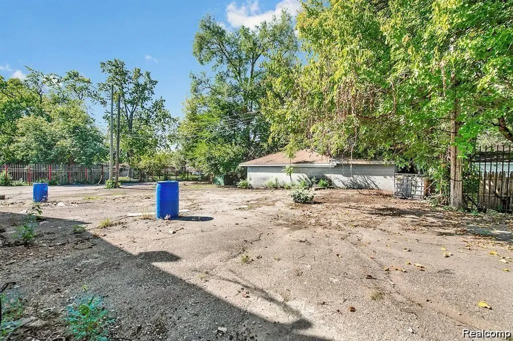 18421 Lahser Road Detroit City MI 48219