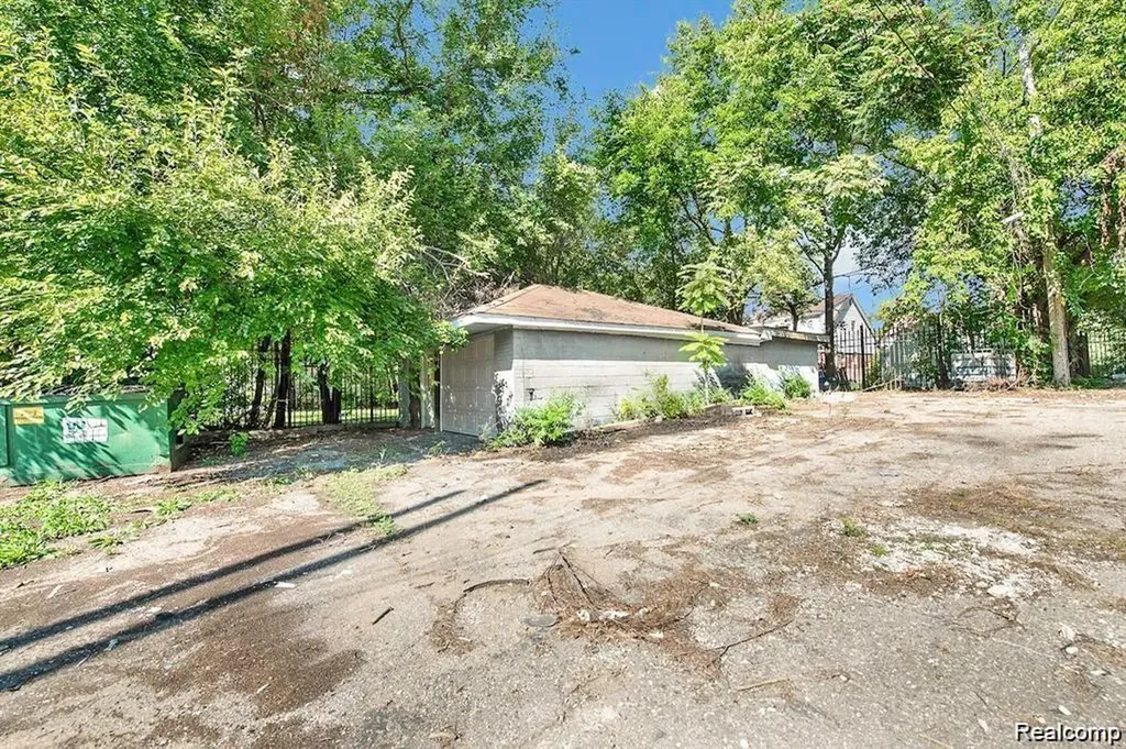 18421 Lahser Road Detroit City MI 48219