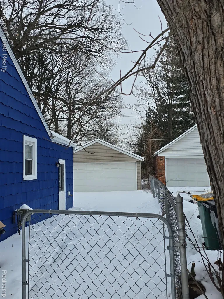 21541 Collingham Avenue Farmington City MI 48336