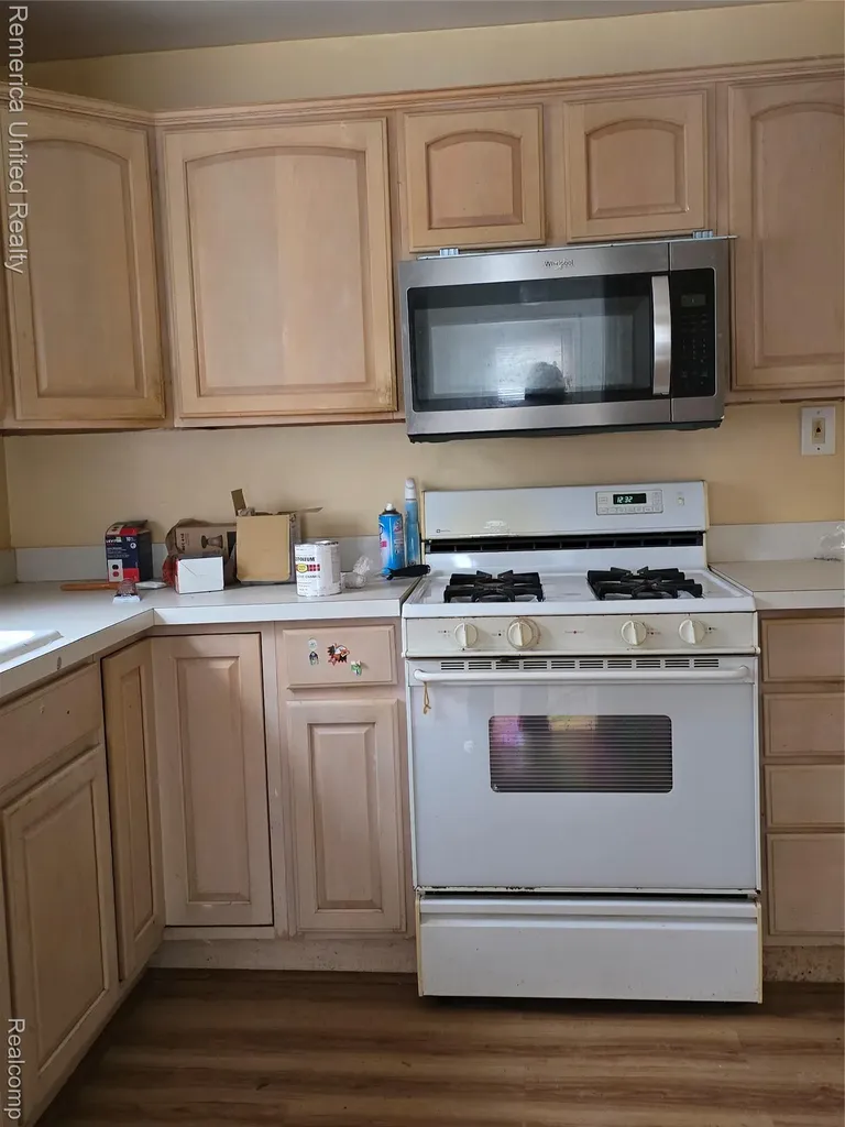 21541 Collingham Avenue Farmington City MI 48336
