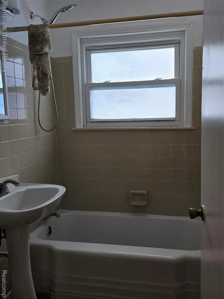 21541 Collingham Avenue Farmington City MI 48336