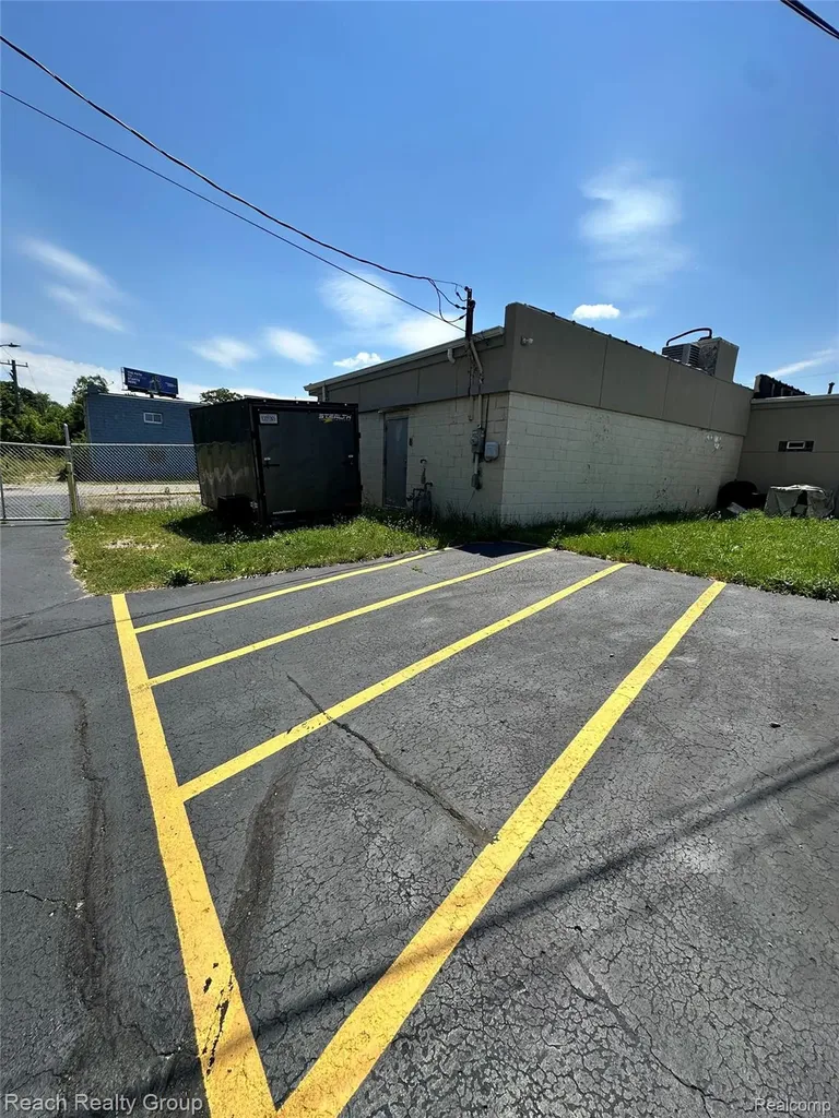21562 Schoolcraft Detroit City MI 48223