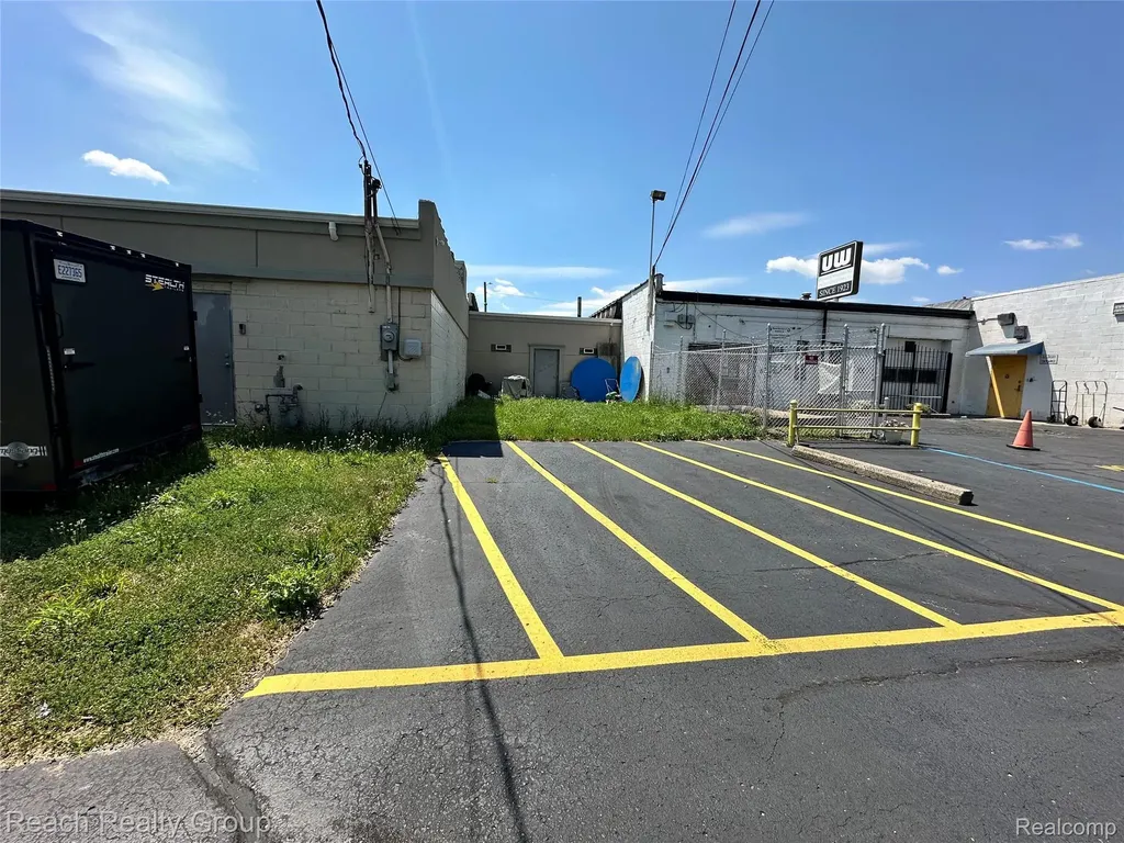 21562 Schoolcraft Detroit City MI 48223