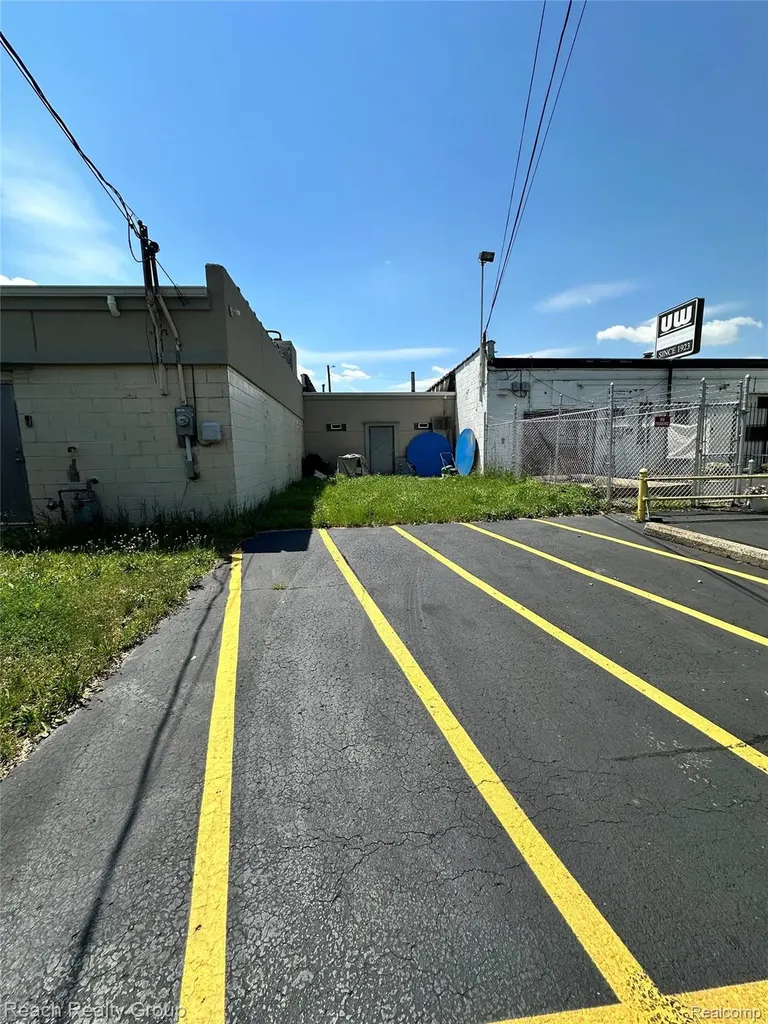 21562 Schoolcraft Detroit City MI 48223
