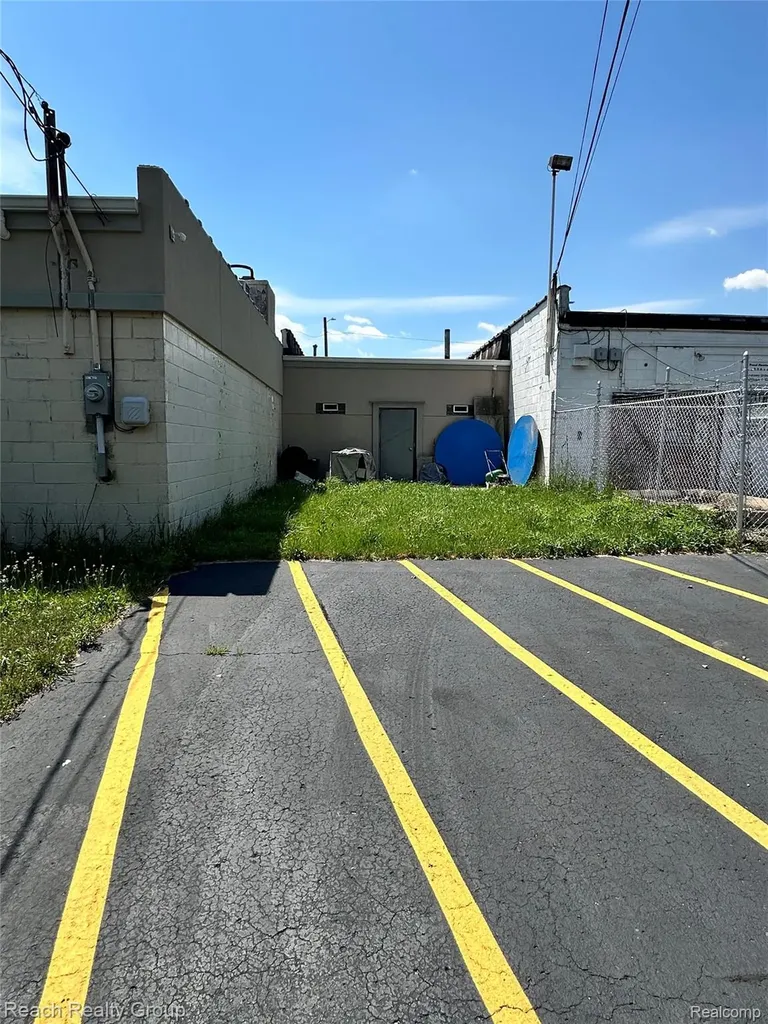 21562 Schoolcraft Detroit City MI 48223