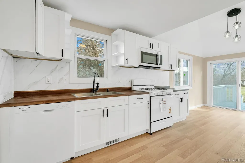 21044 Sunset Avenue Warren City MI 48091