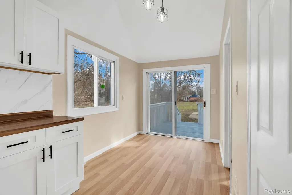 21044 Sunset Avenue Warren City MI 48091