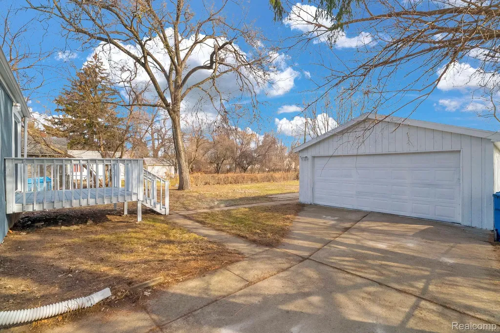 21044 Sunset Avenue Warren City MI 48091