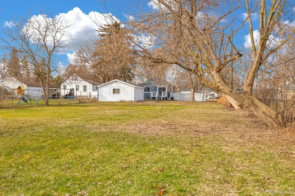 21044 Sunset Avenue Warren City MI 48091