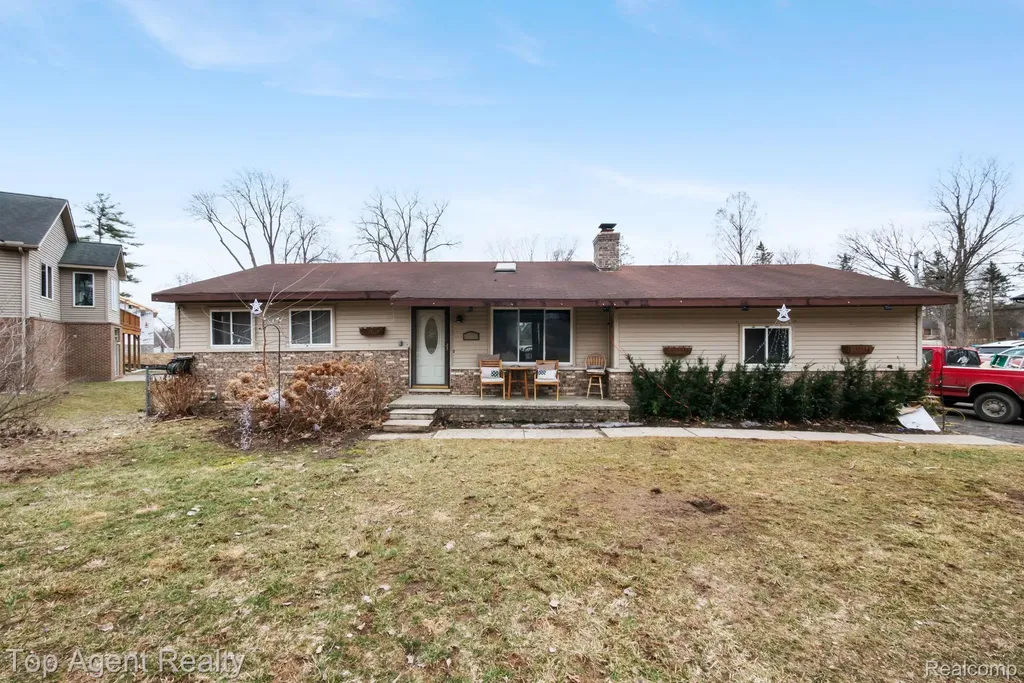 2065 Ridgemont Street Commerce Charter Township MI 48382