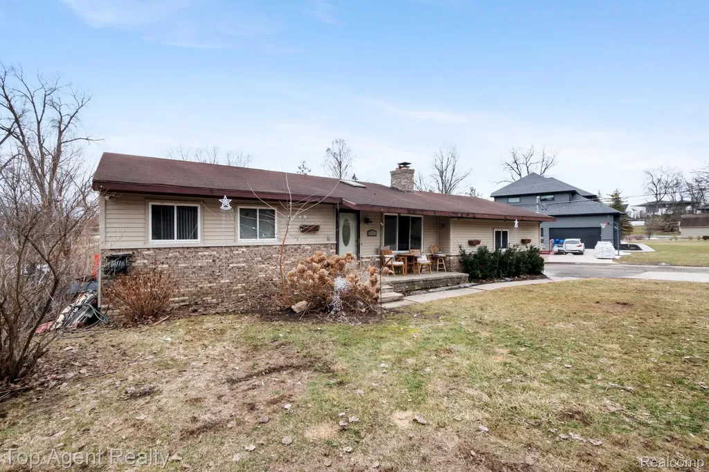 2065 Ridgemont Street Commerce Charter Township MI 48382