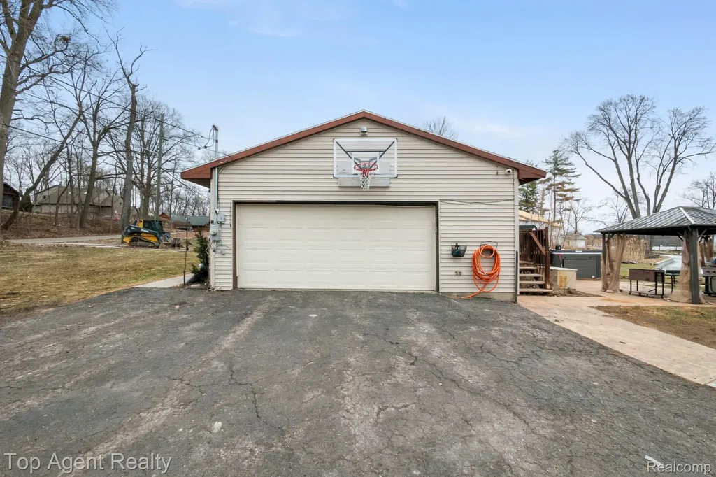 2065 Ridgemont Street Commerce Charter Township MI 48382