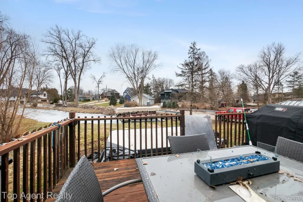 2065 Ridgemont Street Commerce Charter Township MI 48382