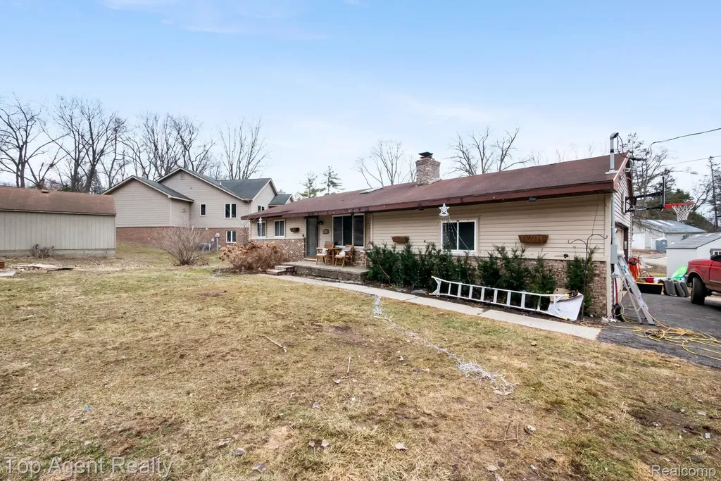 2065 Ridgemont Street Commerce Charter Township MI 48382