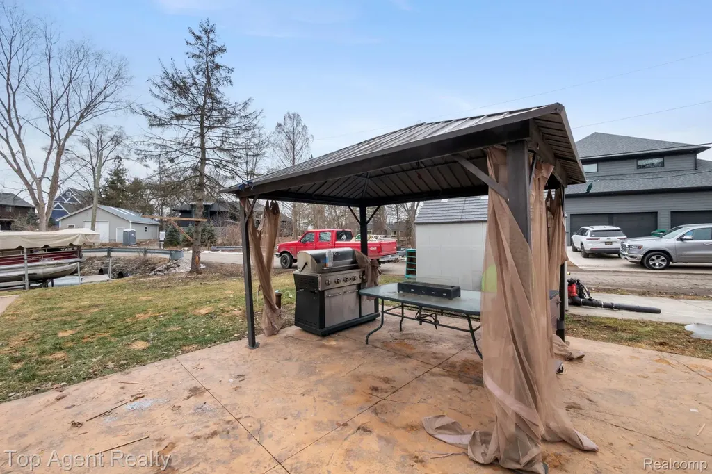 2065 Ridgemont Street Commerce Charter Township MI 48382