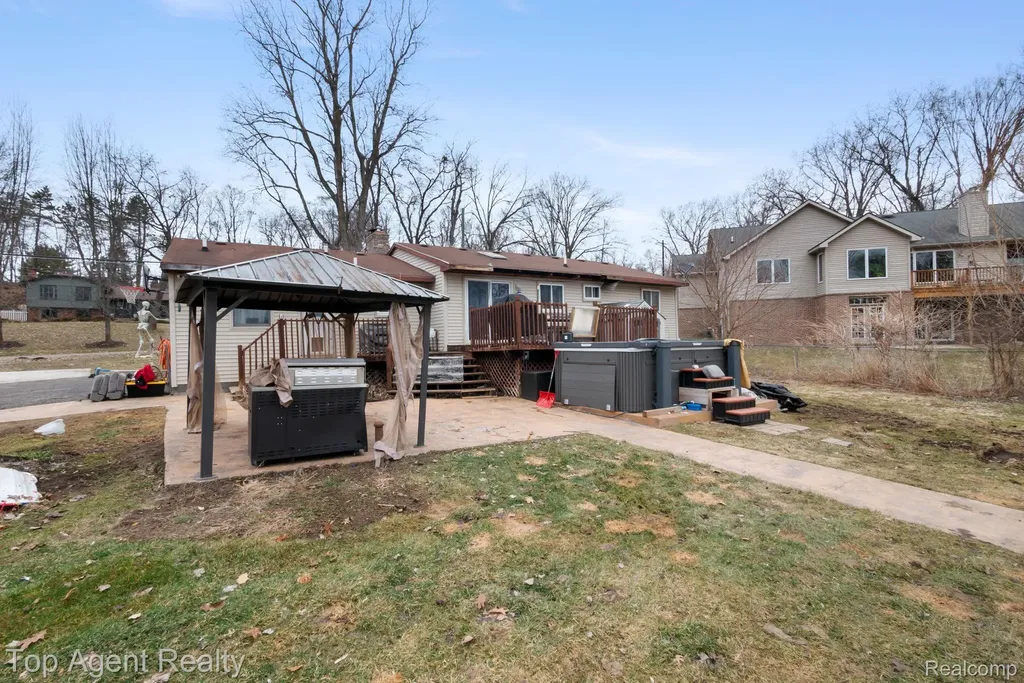2065 Ridgemont Street Commerce Charter Township MI 48382