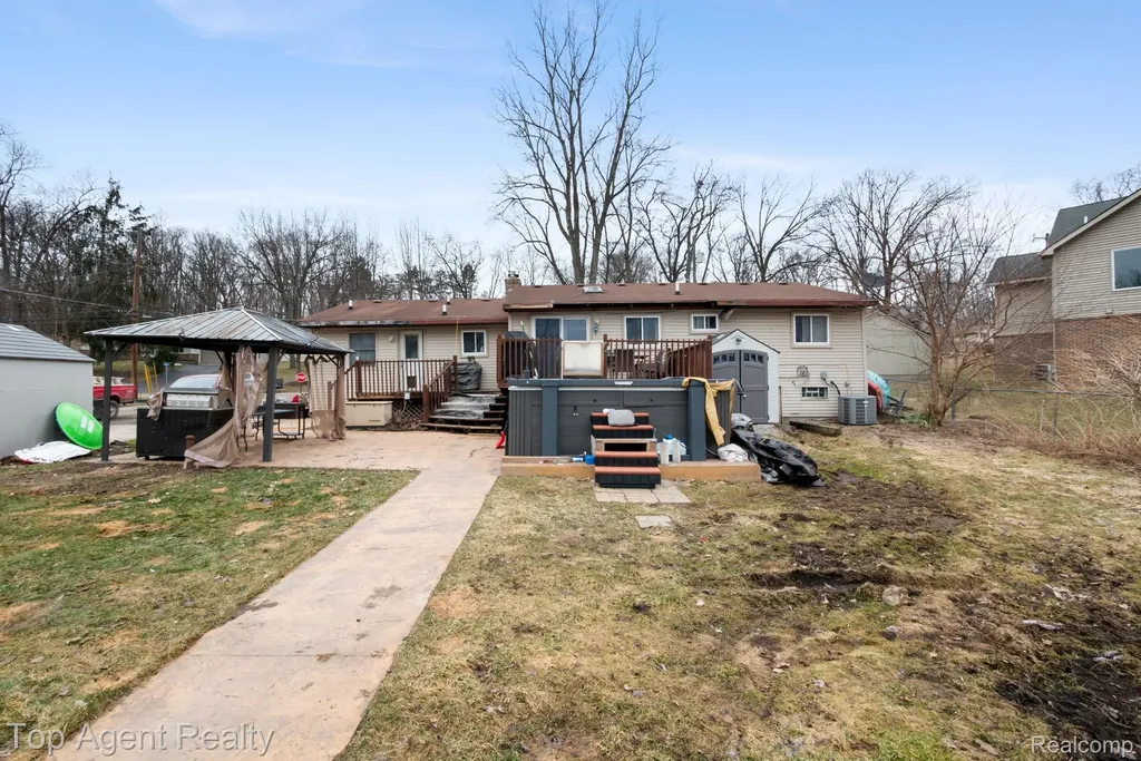2065 Ridgemont Street Commerce Charter Township MI 48382