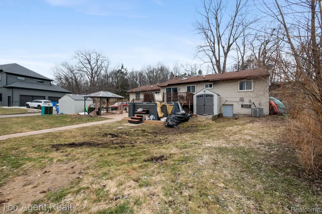 2065 Ridgemont Street Commerce Charter Township MI 48382