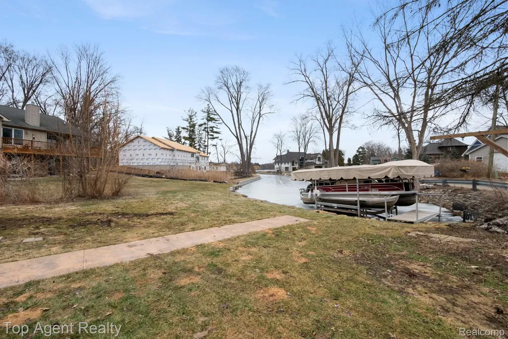 2065 Ridgemont Street Commerce Charter Township MI 48382