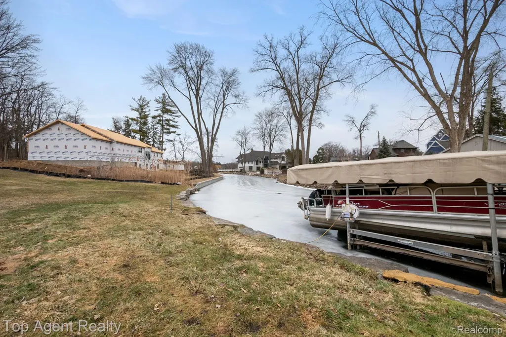 2065 Ridgemont Street Commerce Charter Township MI 48382