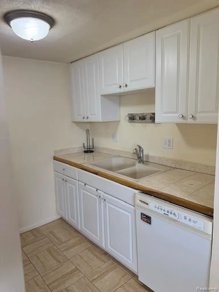 25325 Potomac Drive South Lyon City MI 48178