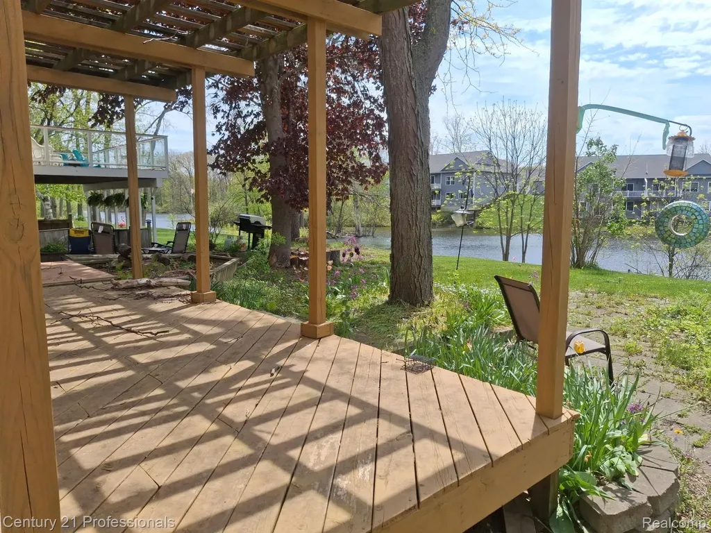 2513 Golden Shores Drive Fenton Charter Township MI 48430