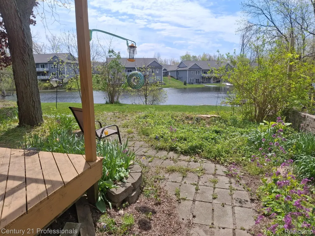 2513 Golden Shores Drive Fenton Charter Township MI 48430