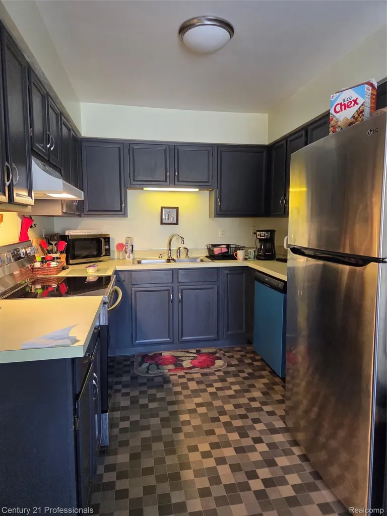 2513 Golden Shores Drive Fenton Charter Township MI 48430
