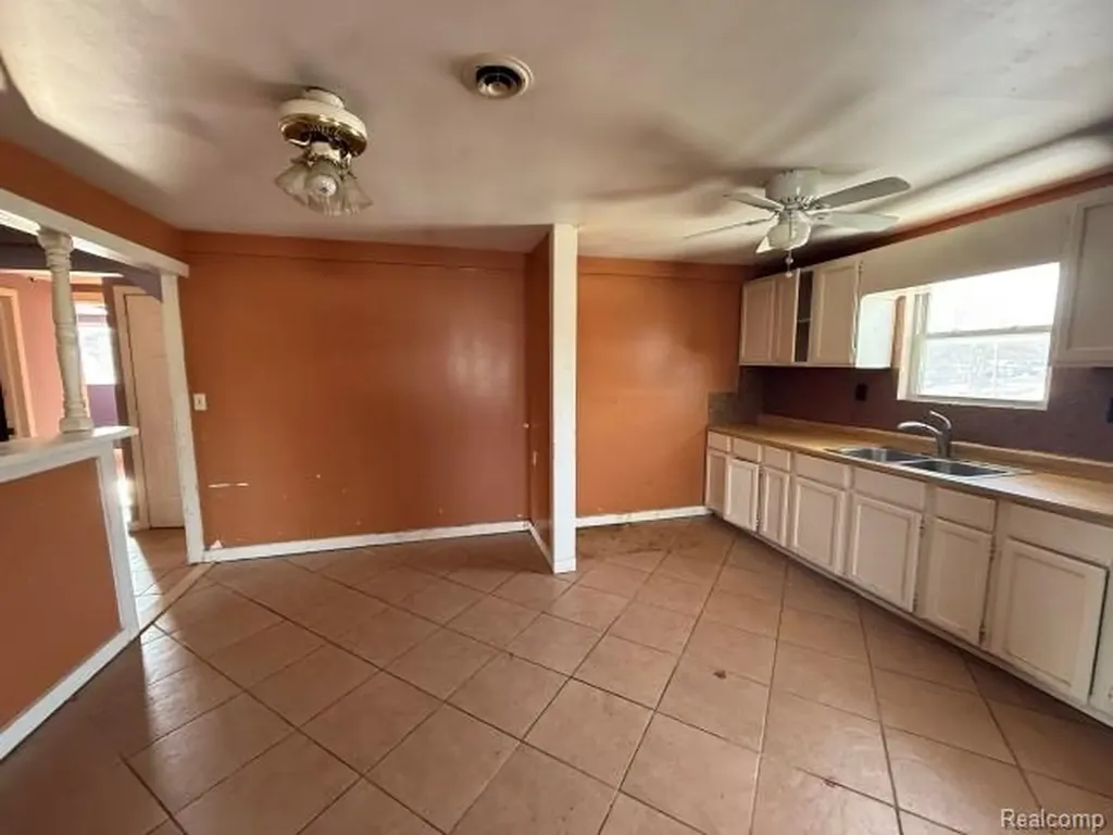151 W Sheffield Avenue Pontiac City MI 48340