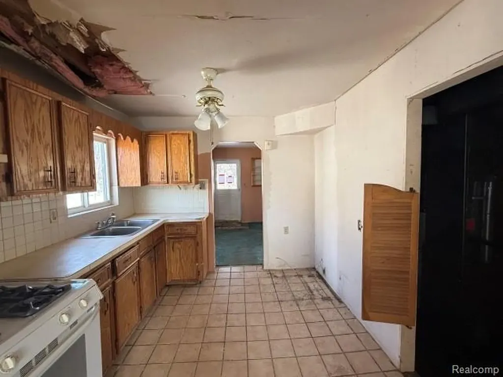 151 W Sheffield Avenue Pontiac City MI 48340