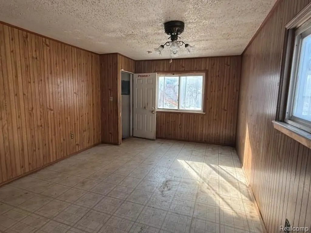 151 W Sheffield Avenue Pontiac City MI 48340