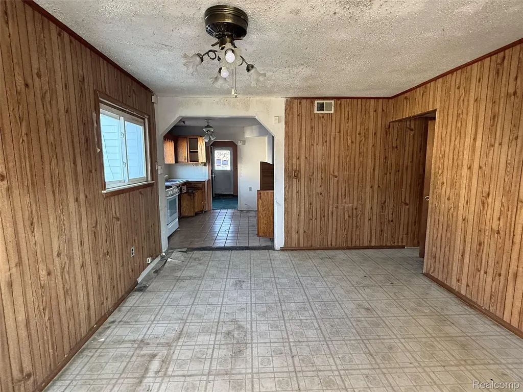 151 W Sheffield Avenue Pontiac City MI 48340