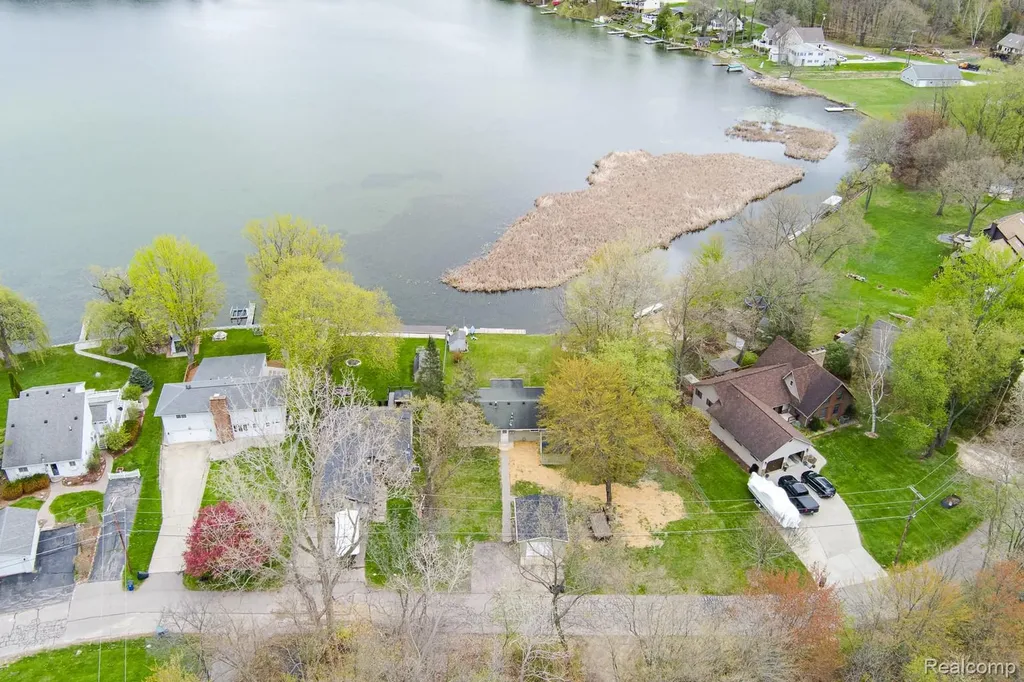 1998 Lakeview Drive Oregon Township MI 48446