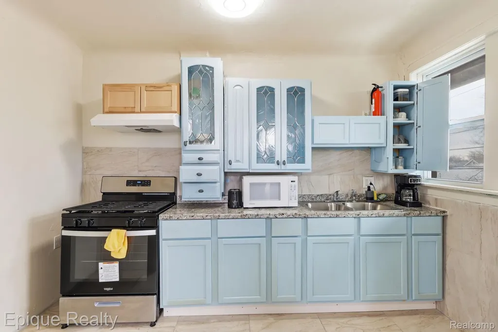 585 Southfield Road Lincoln Park City MI 48146