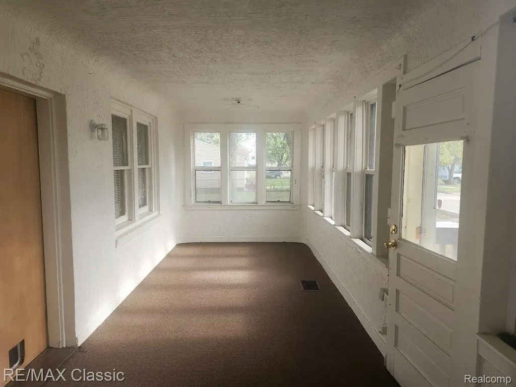 11227 Jackson Avenue Warren City MI 48089