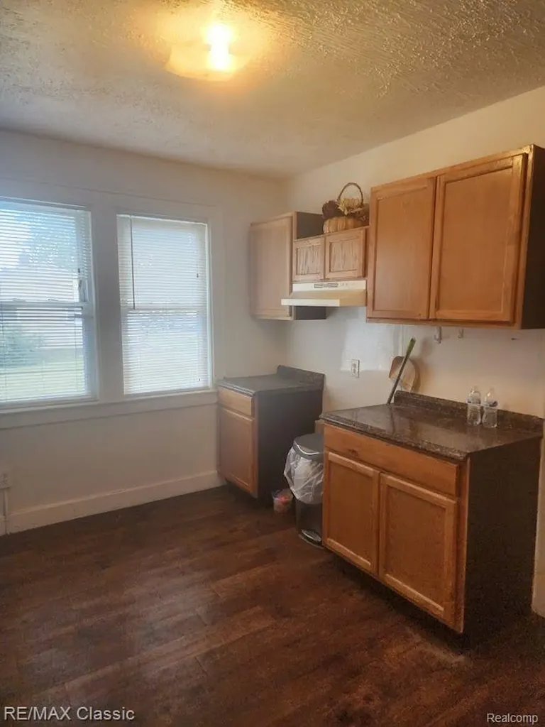 11227 Jackson Avenue Warren City MI 48089
