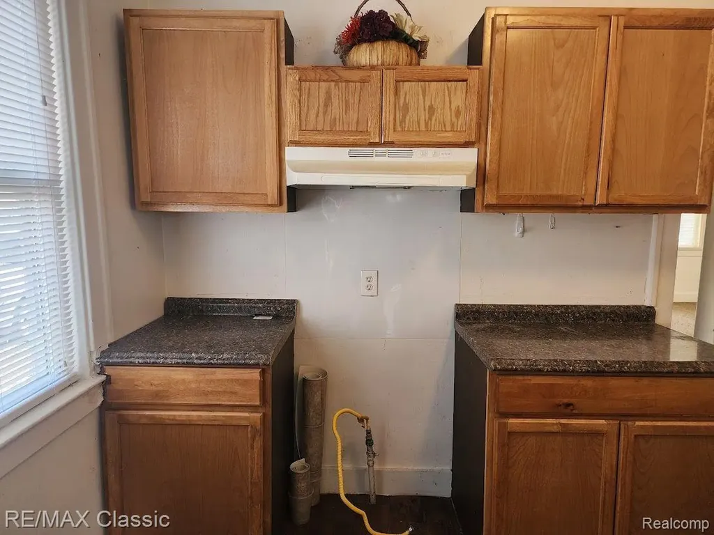 11227 Jackson Avenue Warren City MI 48089