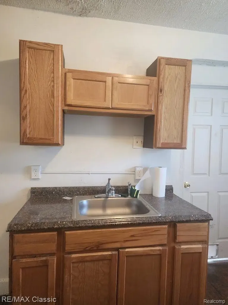 11227 Jackson Avenue Warren City MI 48089
