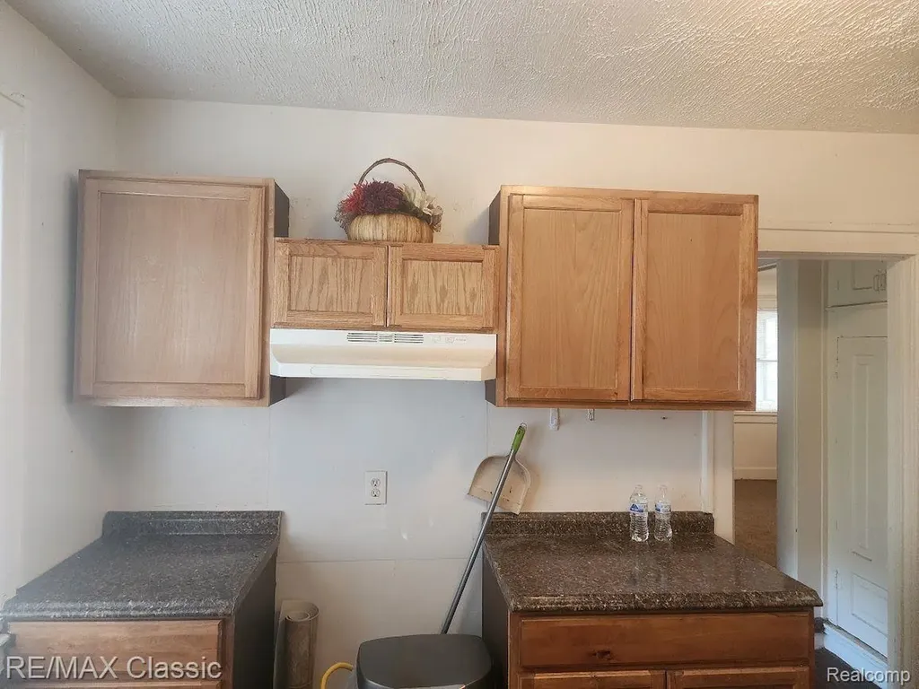 11227 Jackson Avenue Warren City MI 48089