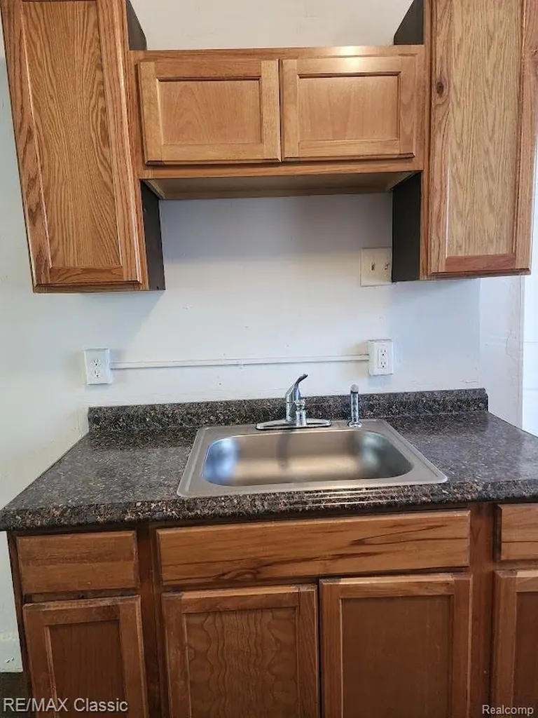 11227 Jackson Avenue Warren City MI 48089
